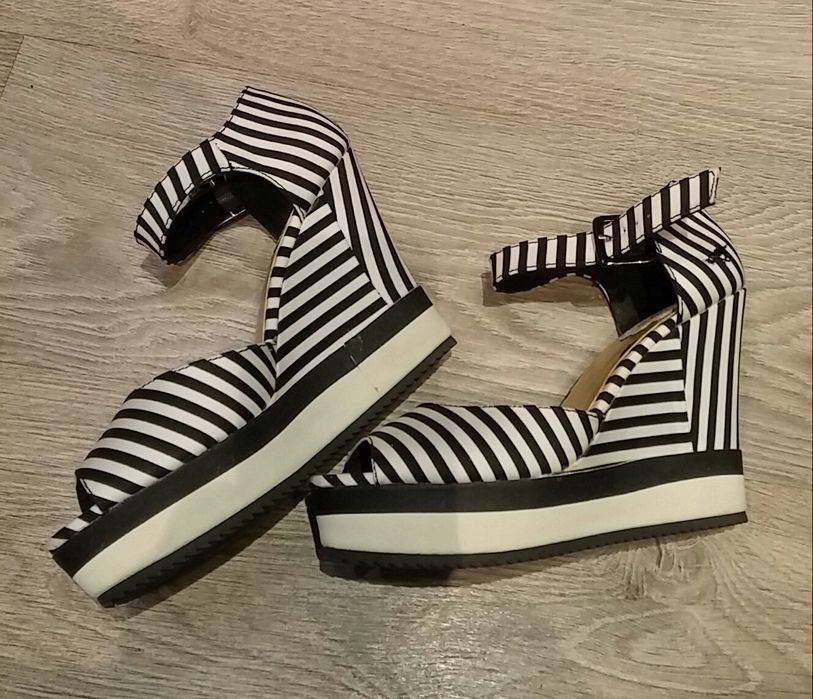 Продам босоножки