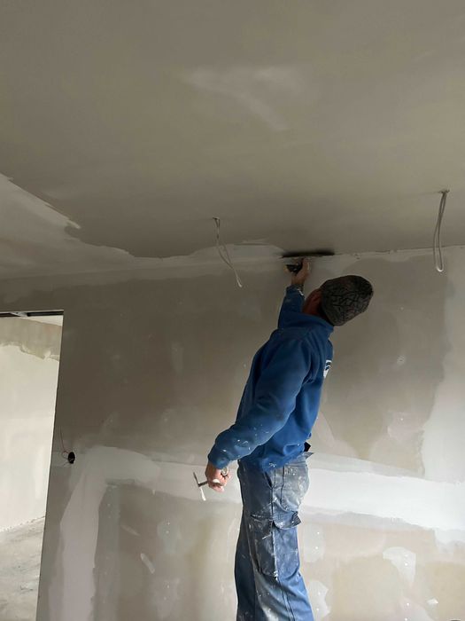 Finisaje interioare și construcții case la roșu