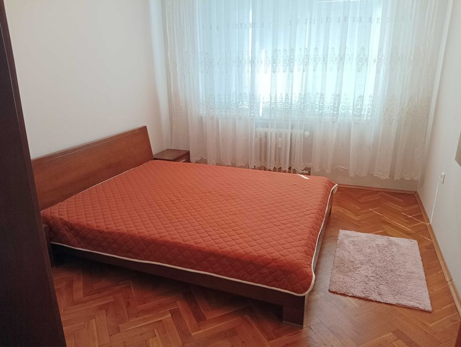Отдава се под наем тристаен апартамент
