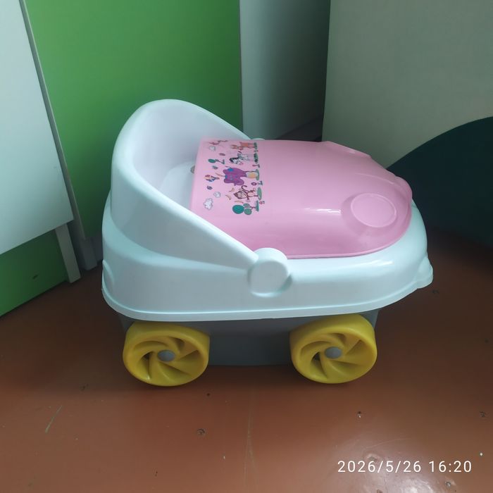 Продается современный детский горшок