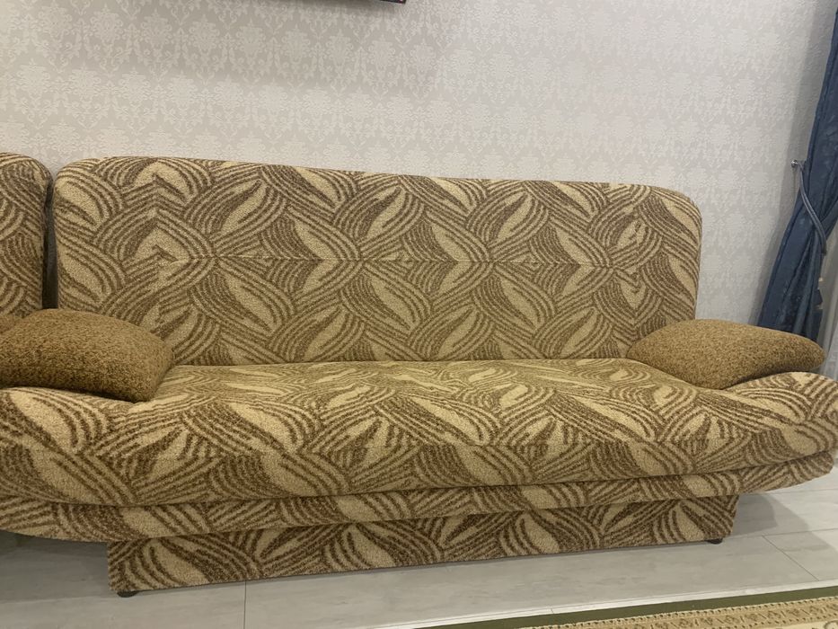 удобный диван и два кресла в комплекте