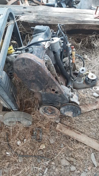 Аудидің моторы 1,8 істеп тұрған мотор сарыағашта тұр