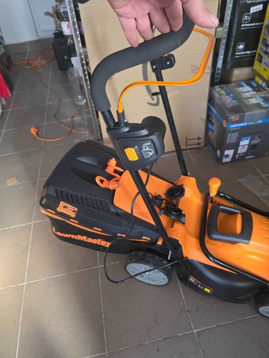 Masina de tuns iarba și tractoare LawnMaster Zenitech M2EB1637M 1600W 37cm, 6 înălțimi reglabile 20-70mm