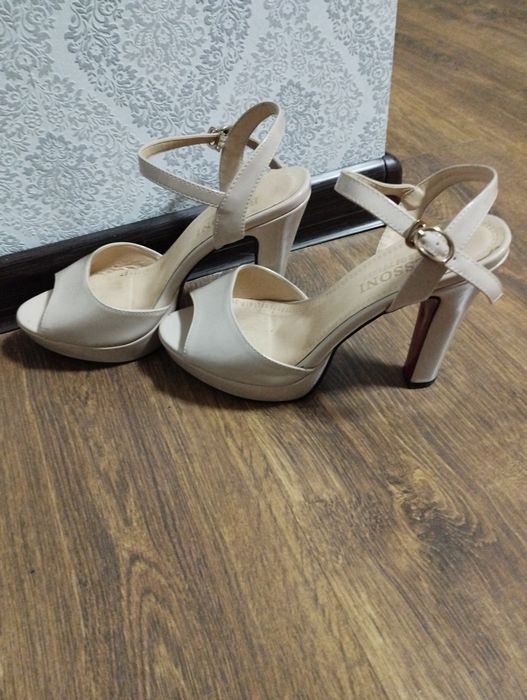 Босоножки лакированные