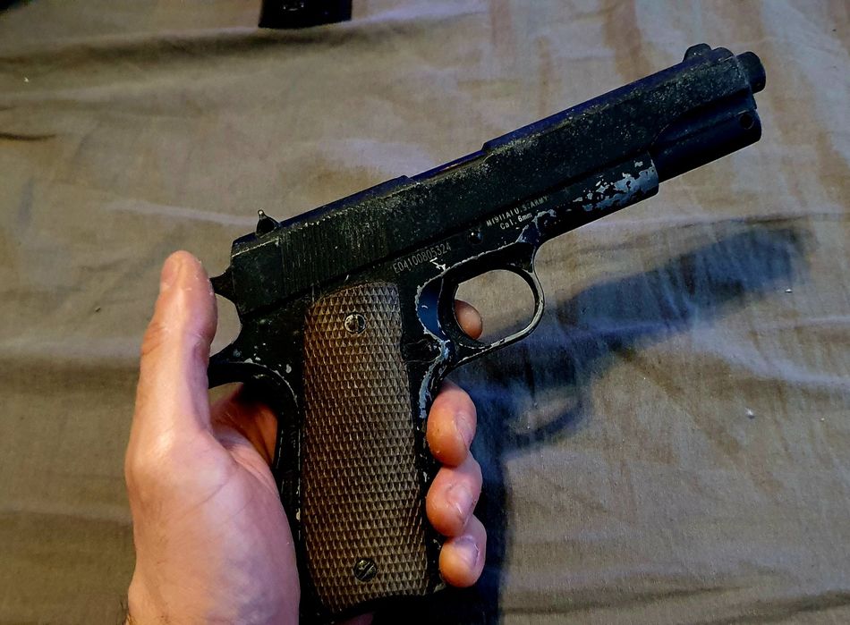 Pistol Colt metal bile plastic