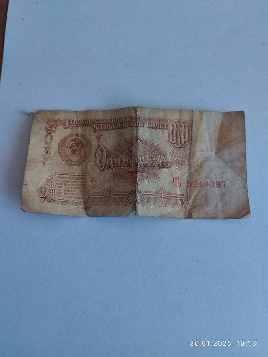 Продавам малък сет български и чужди монети и значки