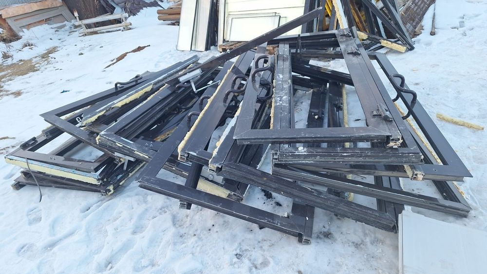 Продам алюминиевый витраж и двери  б/у