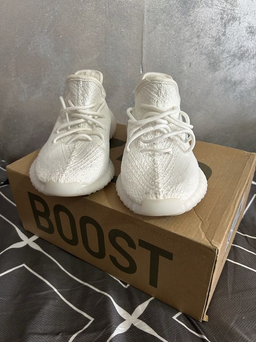 vand o pereche de yezzy albe