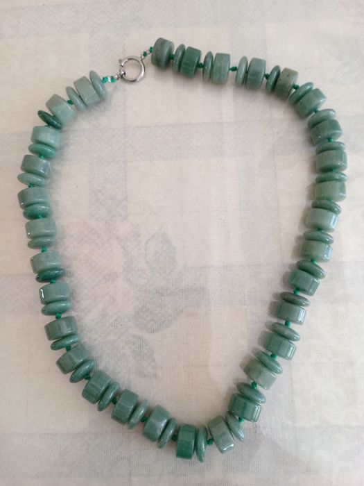 Нефрит и коралловые бусы  с натуральным жемчугом.