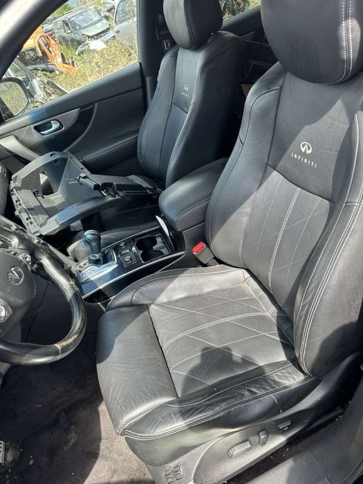 Infiniti QX70S продавам авточасти 3.0 дизел !