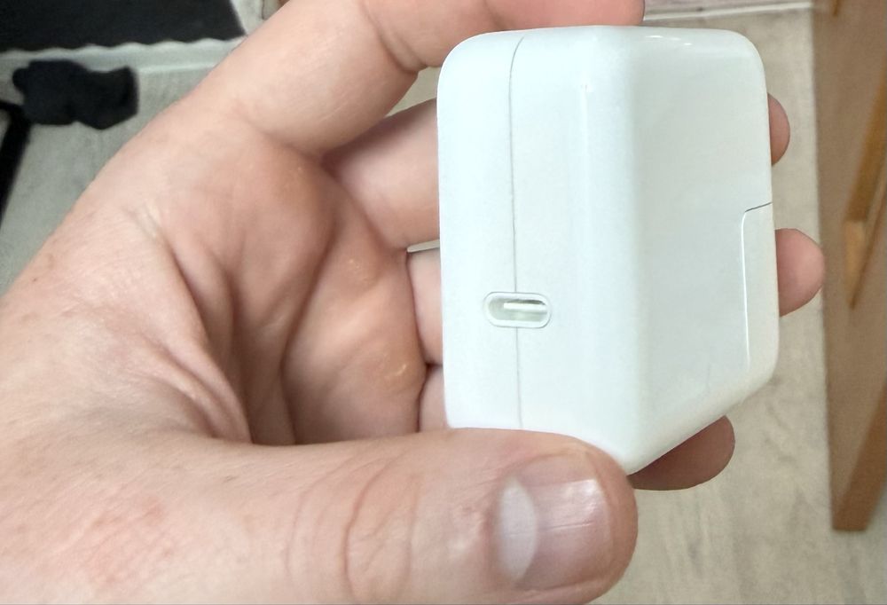 Продам macbook air m2. В хорошем состоянии.