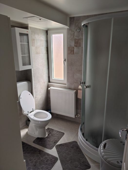 Închiriez apartament cu 2 camere