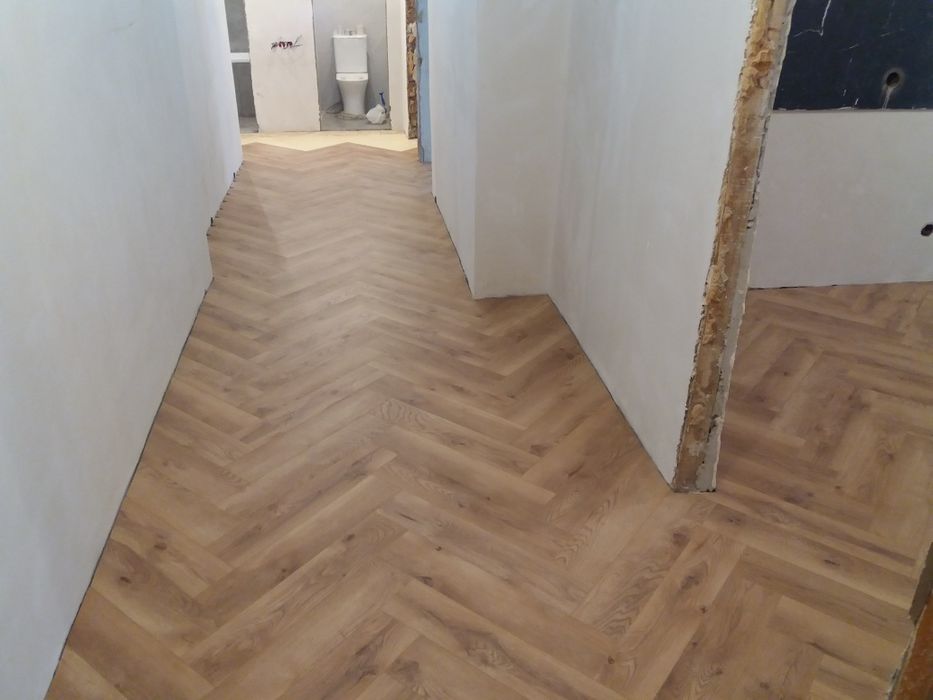 Ламинат, линолеум, плинтус. (Юрий)