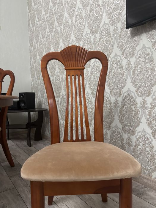 Продается стол с стулями