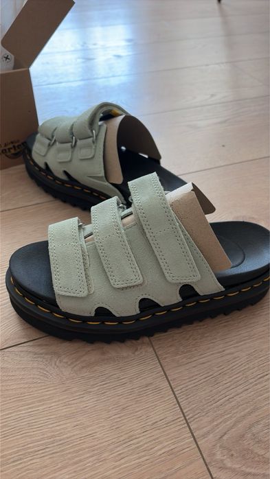 Чехли Dr. martens