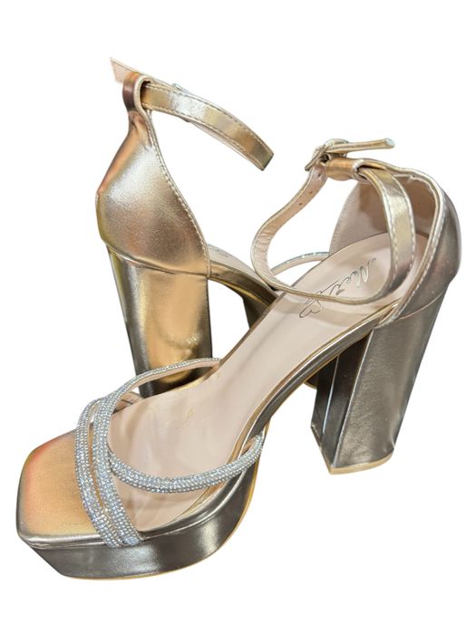 Дамски златни сандали на ток