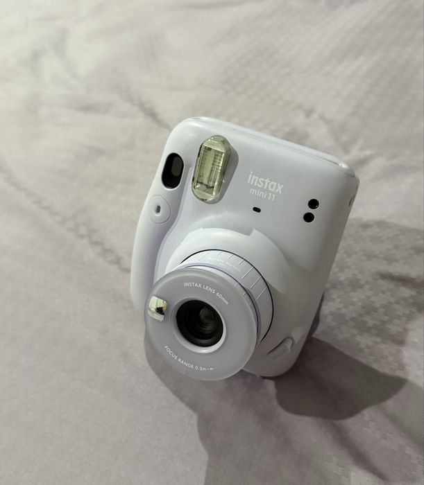 Камера Instax mini 11 в сиреневом цвете