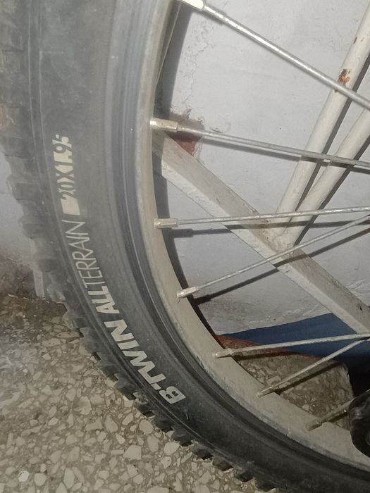Bicicleta roșie de concurs
