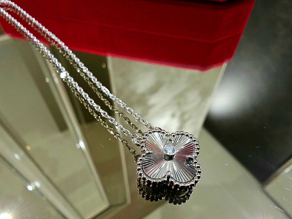 Van Cleef & Arpels VCA Silver Diamond Alhambra Clover Дамско Колие