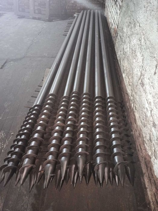 Метални винтове за навиване в земя.