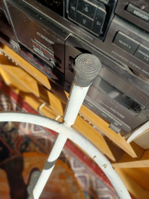 Използван но запазен масивен индустриален стол на винт