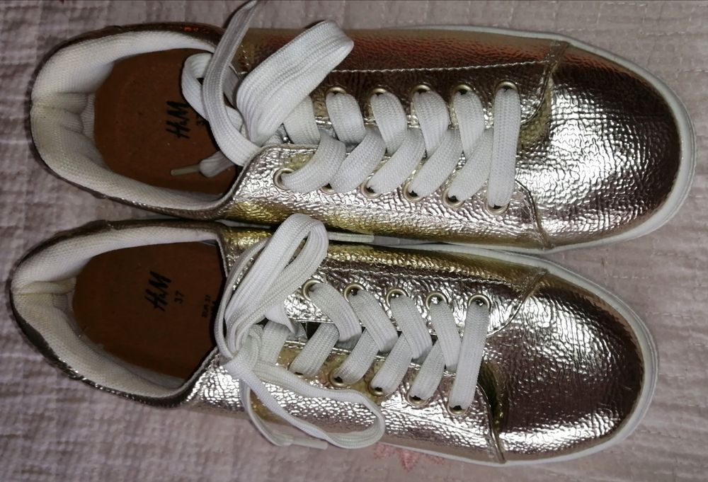 Sneakers aurii H & M noi nouti, nr 36-36.5