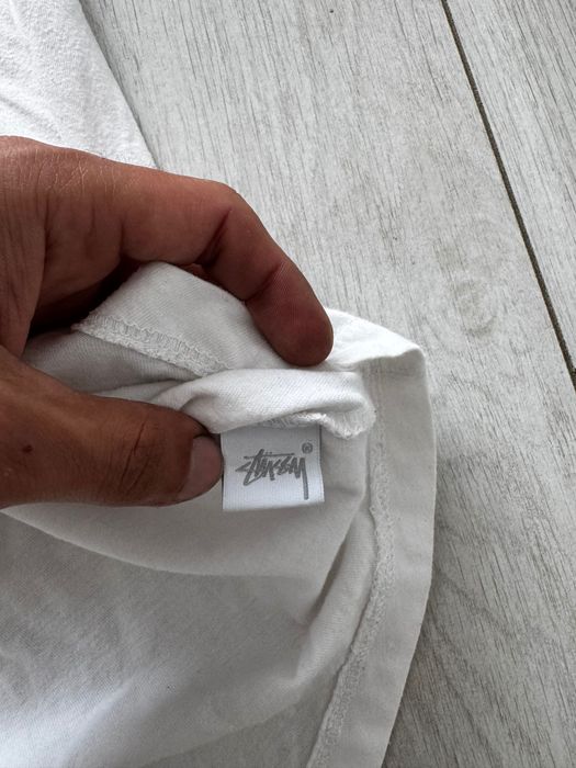 Vânzarea unui tricou Stussy