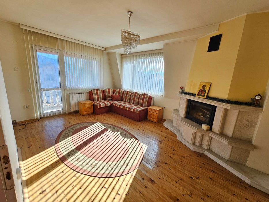 3-етажна къща с басейн и голям двор в квартал Каменица