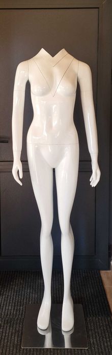 Женски невидим манекен за снимки