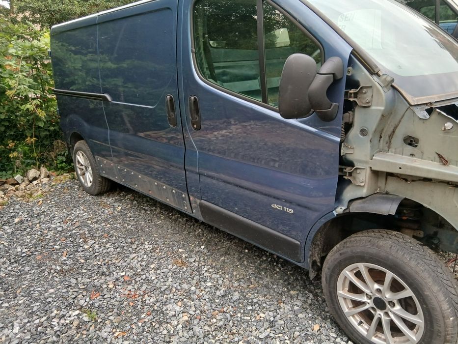 Dezmembrez Opel Vivaro motor 2.5 euro 4