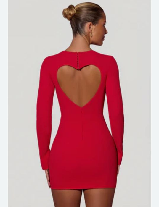 Червена рокля с детайл сърце на гърба