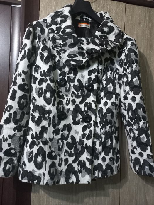 Jacheta groasă din stofă,  elegantă și comodă.