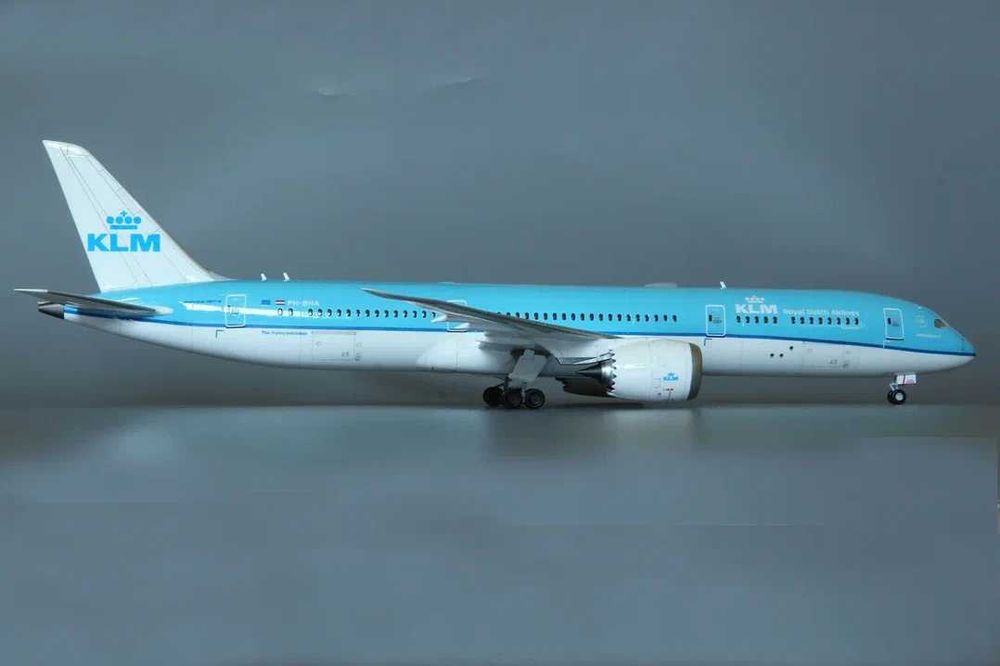 Модель самолёта Boeing 787-900