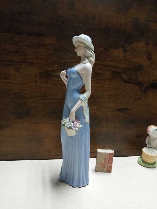 Статуэтка девушка с корзиной