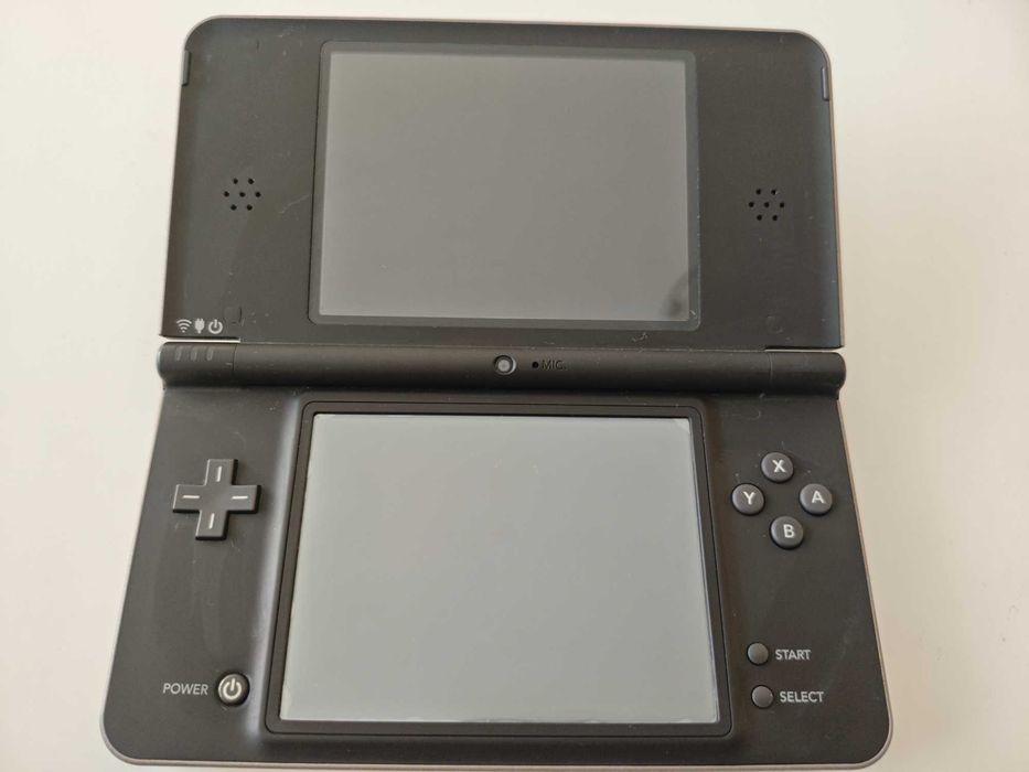 Nintendo DSi XL - качени много игри