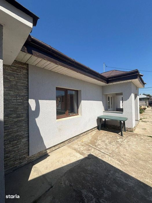 De vanzare casa situata la 5 minute de Roman, teren de 1.070mp 82.000e