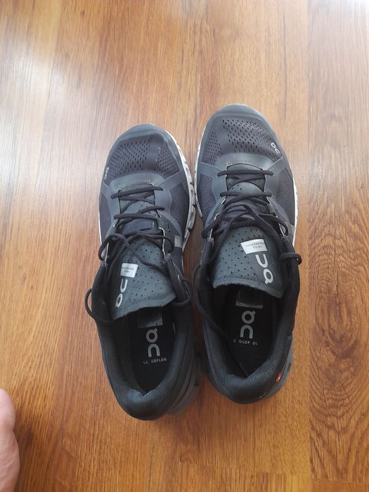 On Cloud маратонки 44 номер.