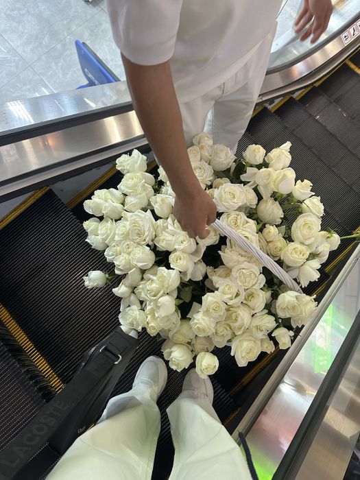Продам 201 шт белые розы в корзине