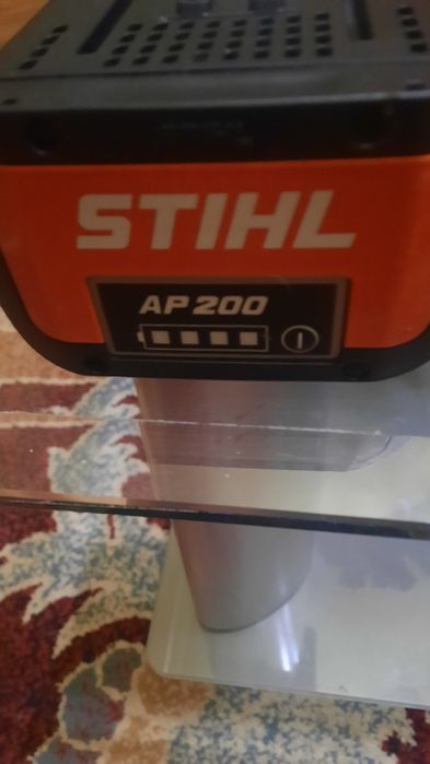Vând acumulator Stihl AP 200.