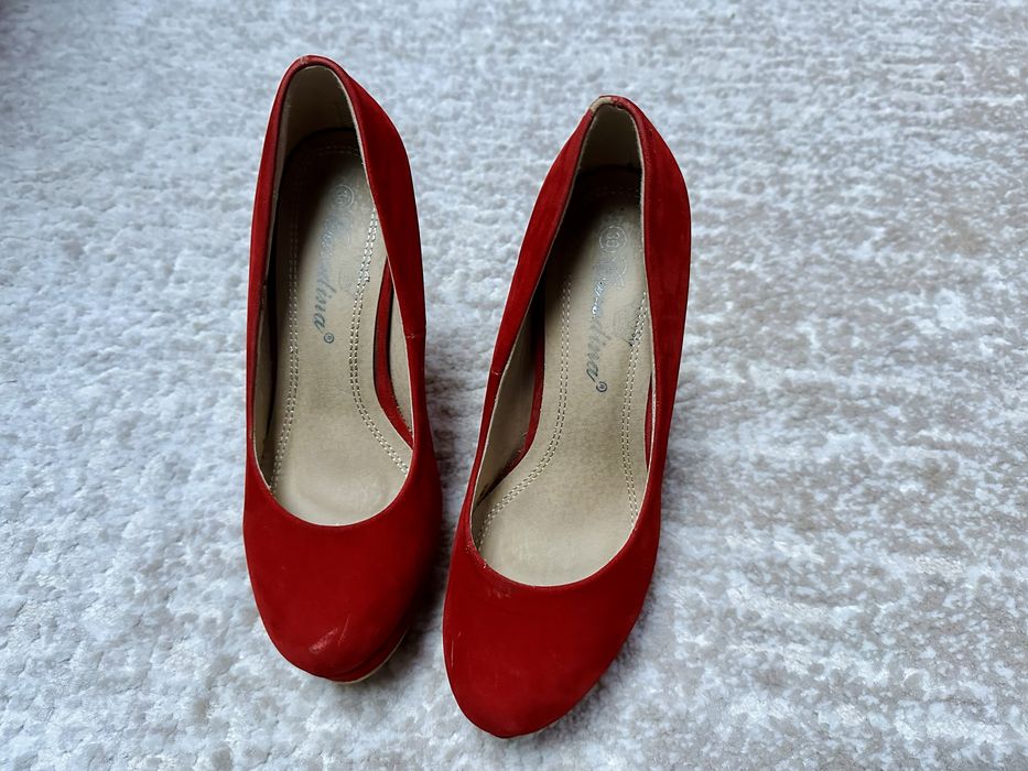 Pantofi rosii cu toc