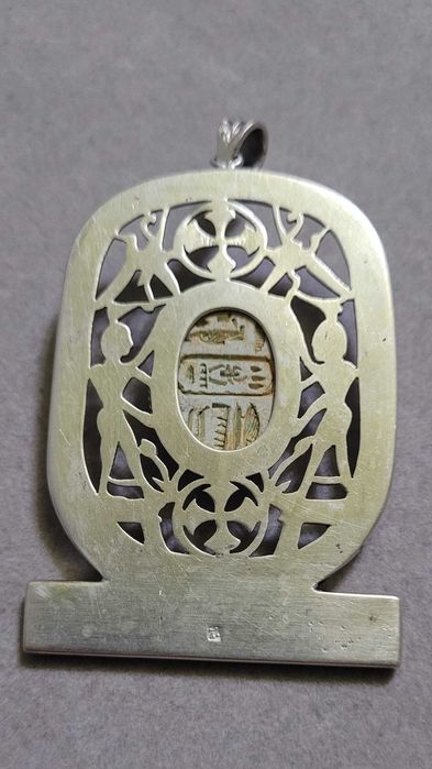 Medalion egiptean antic din argint cu scarabeu si Hieroglife, ArtDeco