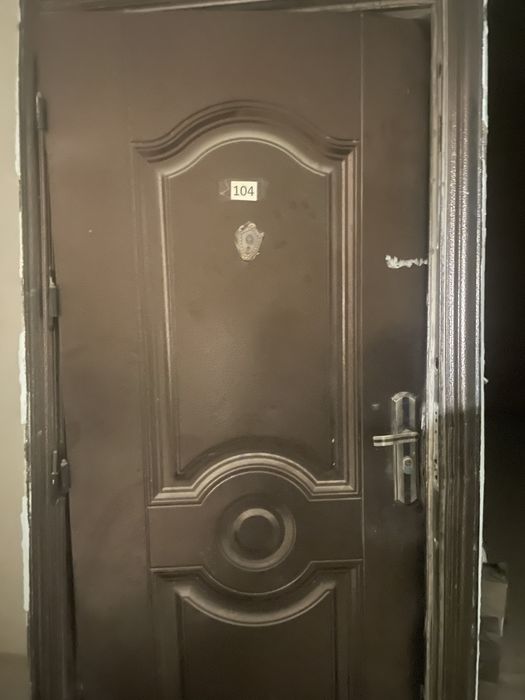 Продам металическый входную дверь