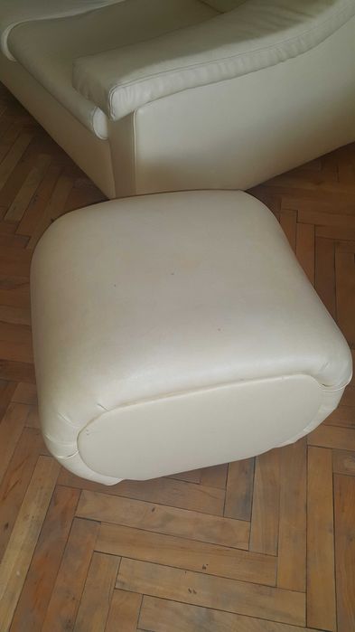 Дивани 2 броя и табуретка