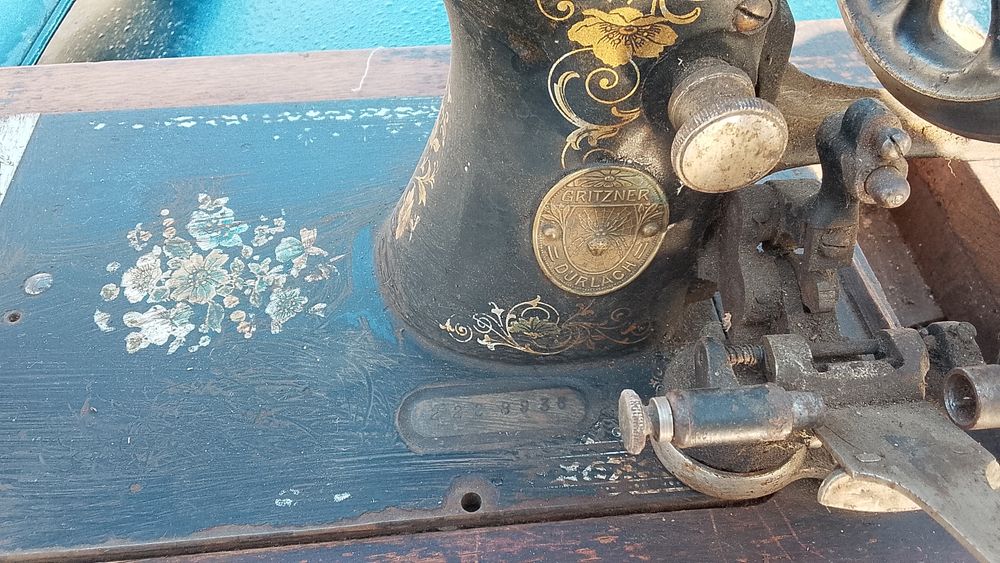 Продам швейную машинку с ручным приводом.
