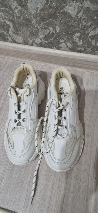 Кроссовки 37 р новые