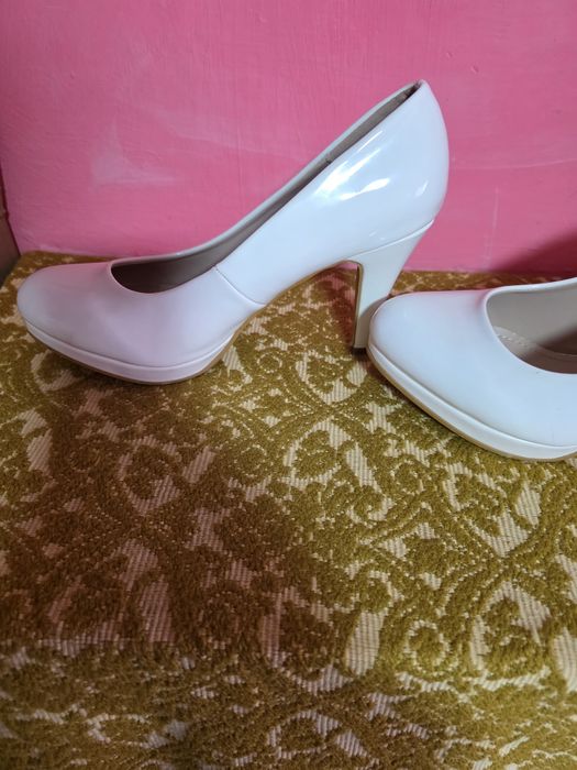 Rochie de  mireasä cu cerc gecuta blană si vual tot la 500 lei S