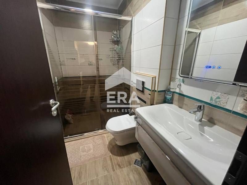 Тристаен обзаведен апартамент за продажба, в затворен тип комплекс Вар