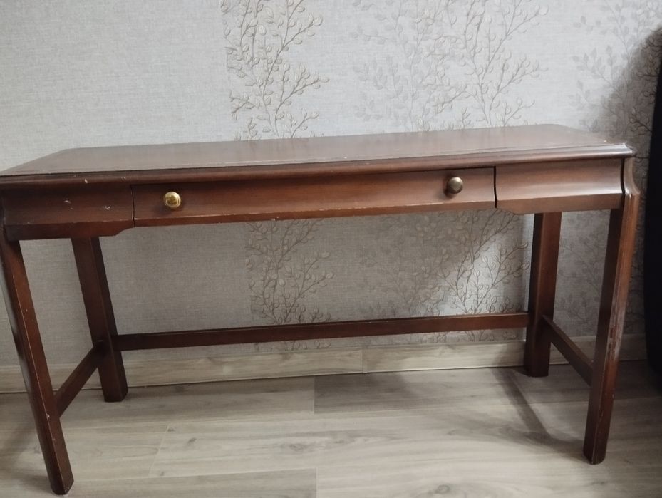 Столик из дерева