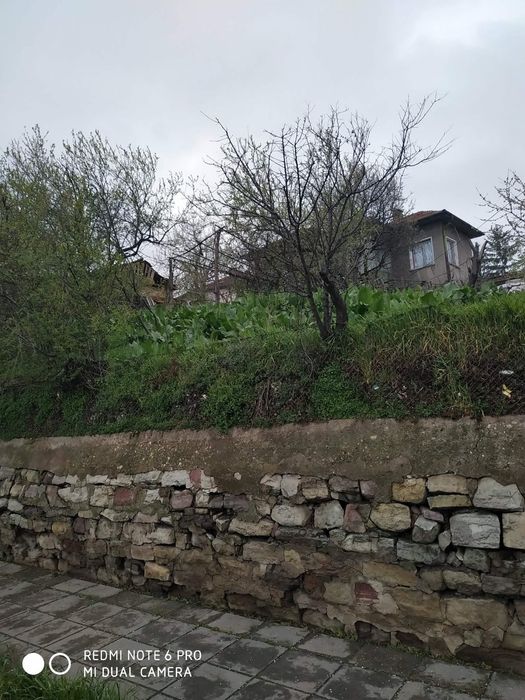 Парцел с стара къща и гараж