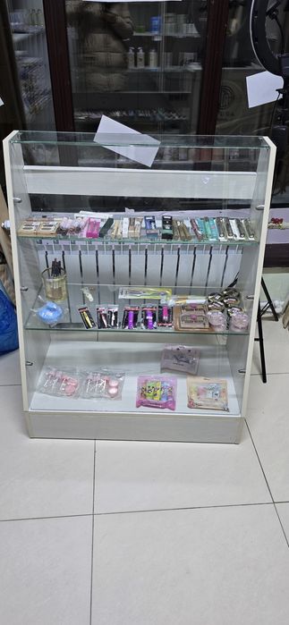 Продам стеклянную  витрину